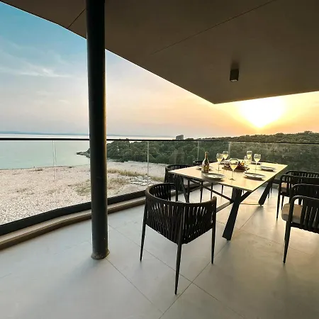 Luxury Amber - With Jacuzzi Apartment
