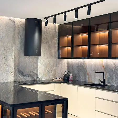 Luxury Amber - With Jacuzzi Apartment