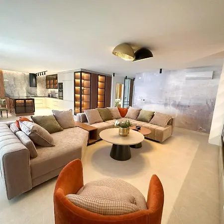Luxury Amber - With Jacuzzi דירה