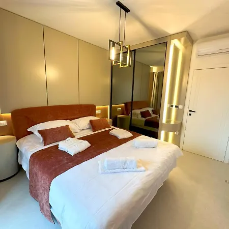 Luxury Amber - With Jacuzzi Kozino