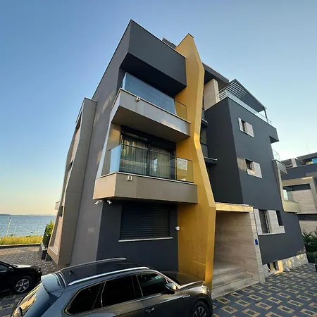 Luxury Amber - With Jacuzzi *
