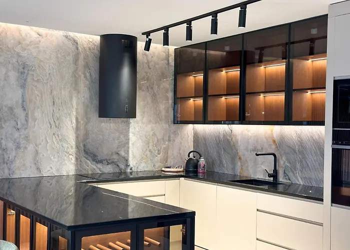 Luxury Amber - With Jacuzzi アパート